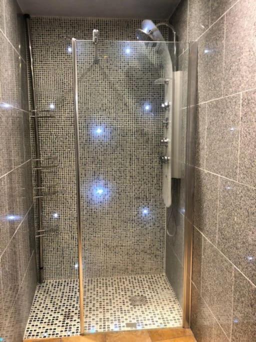 Cosy Studio Design With Modern Bathroom Vaureal Eksteriør billede