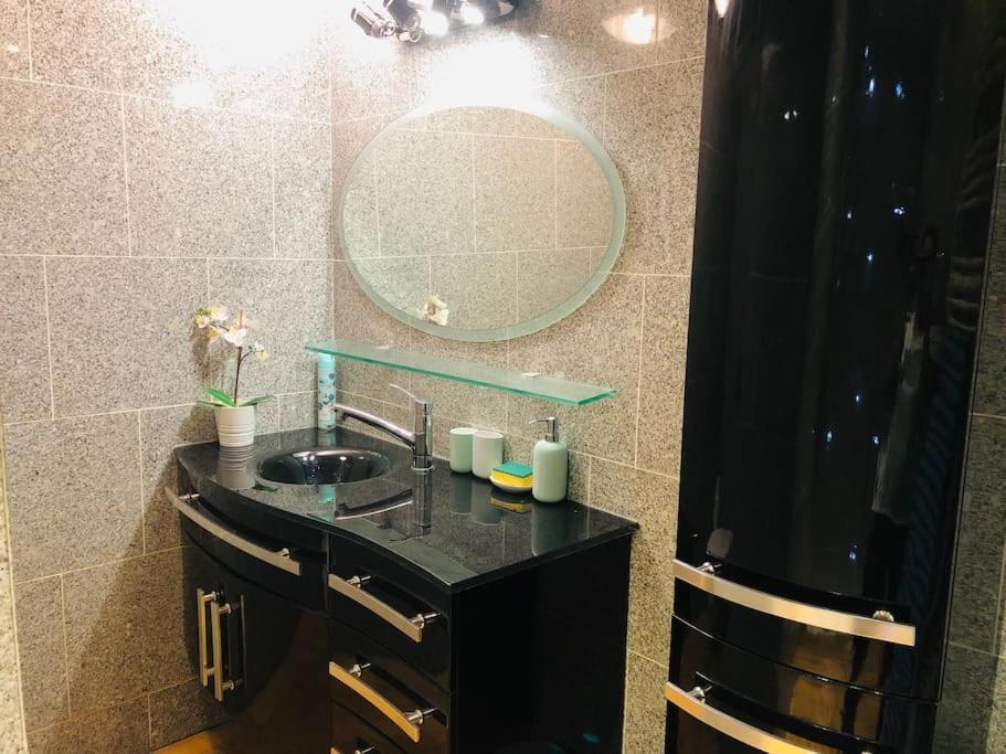 Cosy Studio Design With Modern Bathroom Vaureal Eksteriør billede